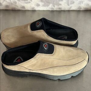 ECCO Receptor men's slip-on trail shoes in beige/tan leather. Sz 7